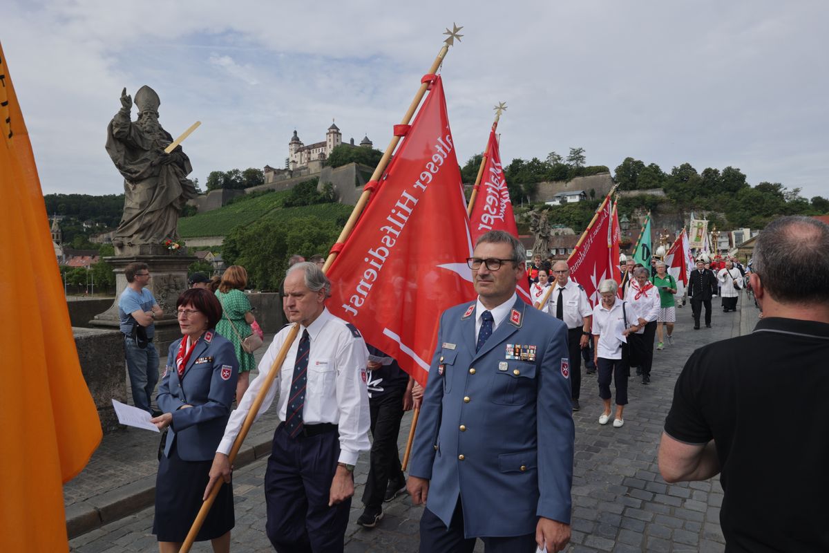 Mit einer Reliquienprozession von Sankt Burkard über die Alte Mainbrücke und einem Pontifikalgottesdienst im Kiliansdom ist am Sonntag, 6. Juli, die Kiliani-Wallfahrtswoche 2025 eröffnet worden.