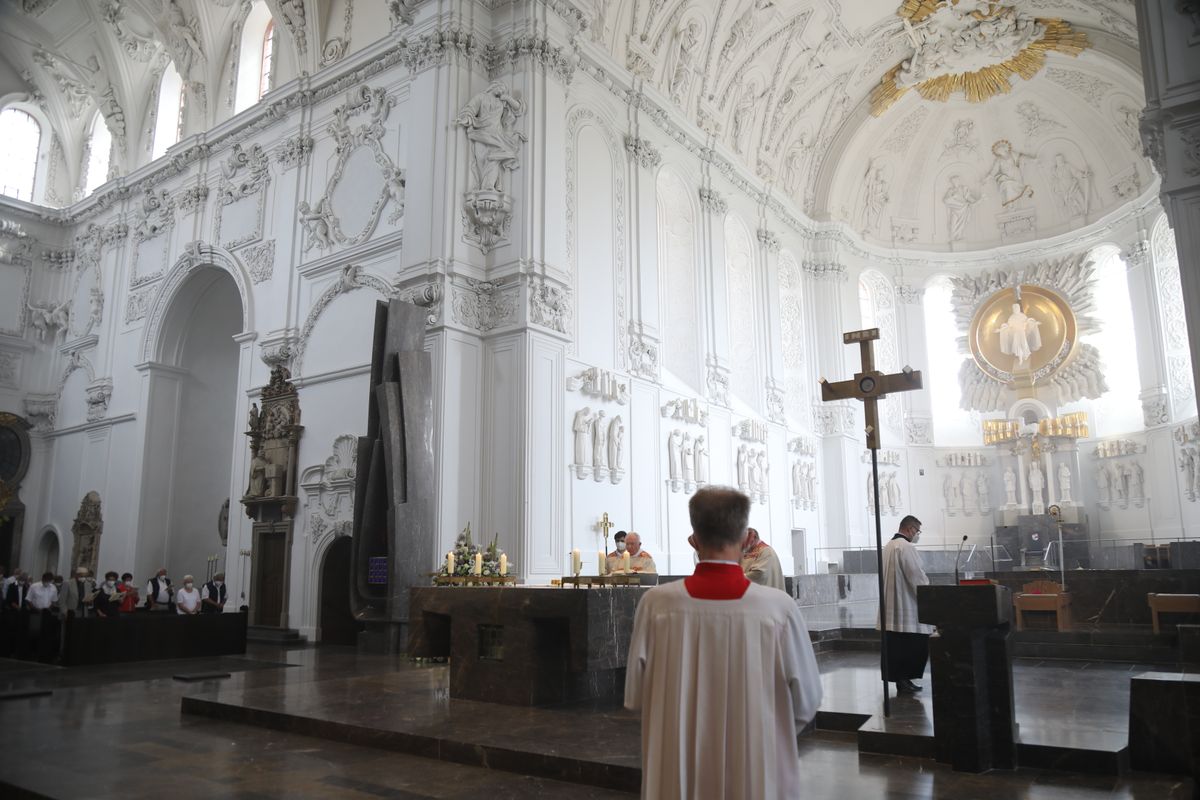 2621/0609 Ehejubilare Weihbischof Boom_27455 Weihbischof Boom und weiteren Priester und Diakone weihen Ehejubilare, die ihr goldenes, diamantenes oder eisernes Ehejubiläum feiern.
