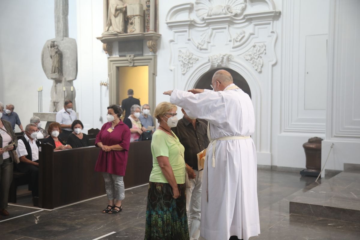 2621/0622 - Ehejubilare Gold mit Weihbischof Ulrich Boom_27868 Weihbischof Ulrich Boom feierte am Montagnachmittag, 26. Juni, einen Gottesdienst für Ehepaare, die 2020 oder 2021 ihr goldenes, diamantenes oder eisernes Ehejubiläum hatten. Im Anschluss konnten sich die Paare segnen lassen.