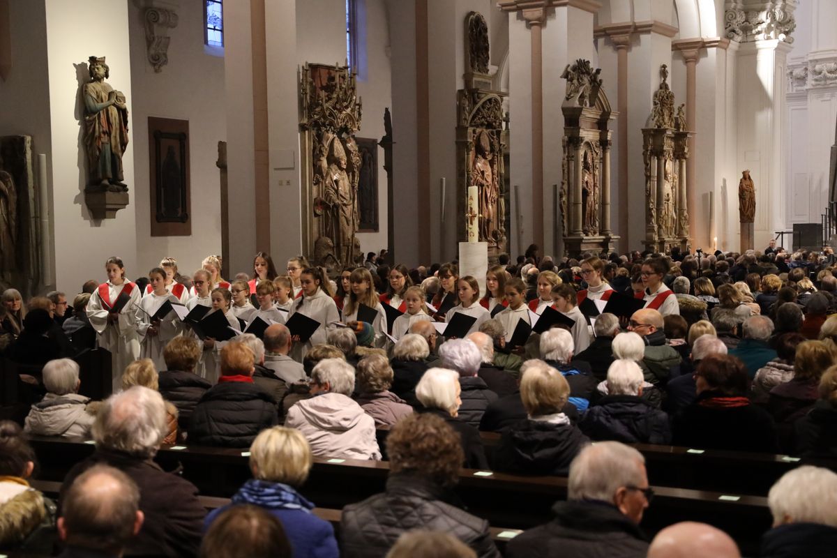 "Weihnachten traditionell" war das Konzert der Mädchenkantorei am Würzburger Dom und des Orchesters Camerata Würzburg unter der Leitung von Domkantor Alexander Rüth am dritten Adventssonntag, 15. Dezember, überschrieben.  "Weihnachten traditionell" war das Konzert der Mädchenkantorei am Würzburger Dom und des Orchesters Camerata Würzburg unter der Leitung von Domkantor Alexander Rüth am dritten Adventssonntag, 15. Dezember, überschrieben.