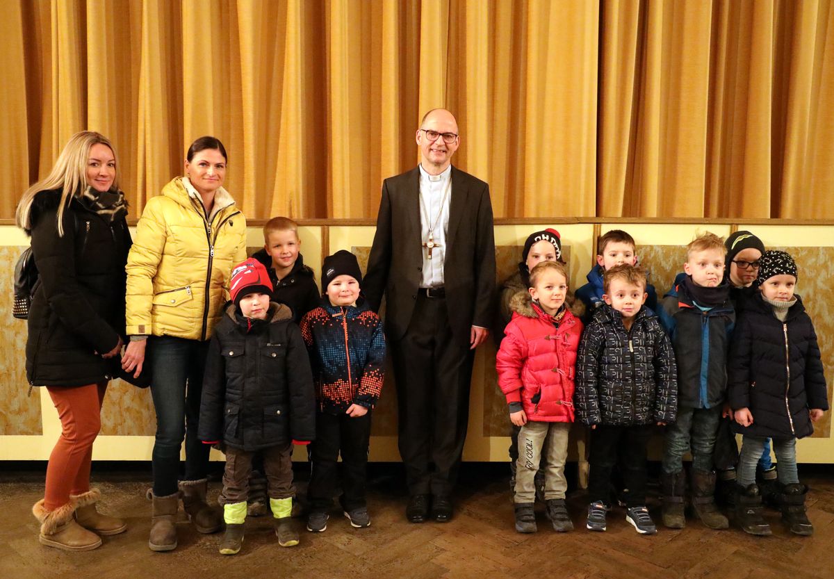 Bischof Dr. Franz Jung und eine Gruppe aus dem Kindergarten Bad Neustadt-Mariä Himmelfahrt.  Bischof Dr. Franz Jung und eine Gruppe aus dem Kindergarten Bad Neustadt-Mariä Himmelfahrt.