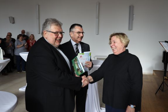 Im Namen der Mitarbeitervertretung dankte Dorothea Weitz den Domkapitularen Monsignore Dietrich Seidel (links) und Dr. Helmut Gabel.