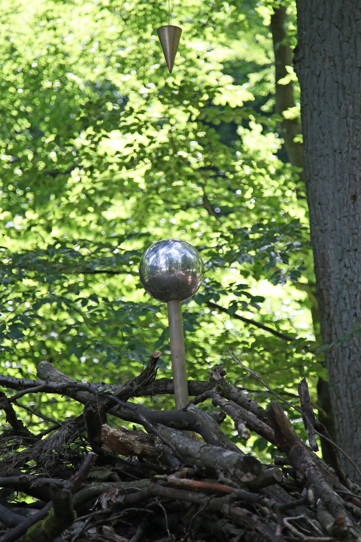 Erst bei genauem Hinsehen entdeckt man das Senkblei über der Kugel.