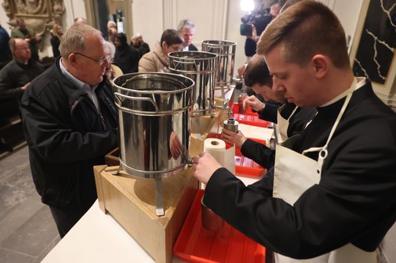 Bischof Dr. Franz Jung hat am Montagabend, 25. März, im Würzburger Kiliansdom die Heiligen Öle für alle 43 Pastoralen Räume im Bistum Würzburg  geweiht.