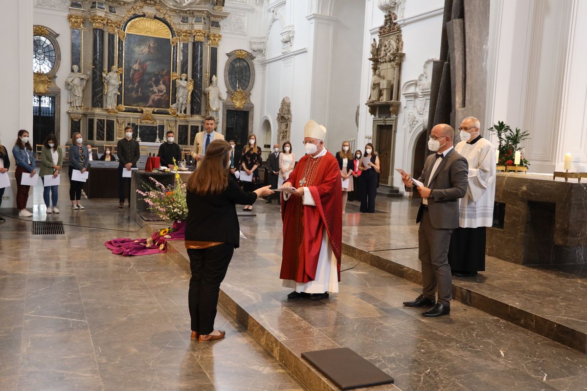 Weihbischof Ulrich Boom hat im Auftrag von Bischof Dr. Franz Jung 33 Frauen und sieben Männern am Freitagabend, 9. Juli, im Kiliansdom die Missio canonica verliehen.