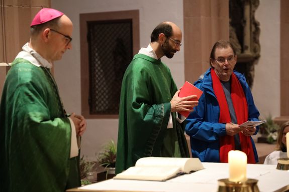 Pater Dario Bossi, Provinizal der Comboni-Missionare (Mitte), lud am Ende des Gottesdiensts dazu ein, den neuen Katakombenpakt zu unterzeichnen.  Pater Dario Bossi, Provinizal der Comboni-Missionare (Mitte), lud am Ende des Gottesdiensts dazu ein, den neuen Katakombenpakt zu unterzeichnen.