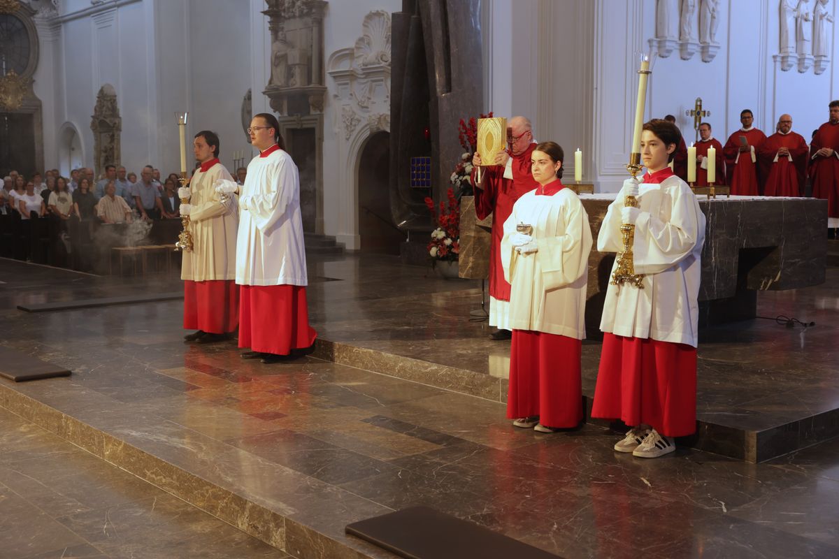 Rund 900 Personen feierten den Kiliani-Pontifikalgottesdienst für Räte und Politiker am Montagabend, 7. Juli, im Kiliansdom mit. Eine Begegnung auf dem Kiliansplatz schloss sich an. 