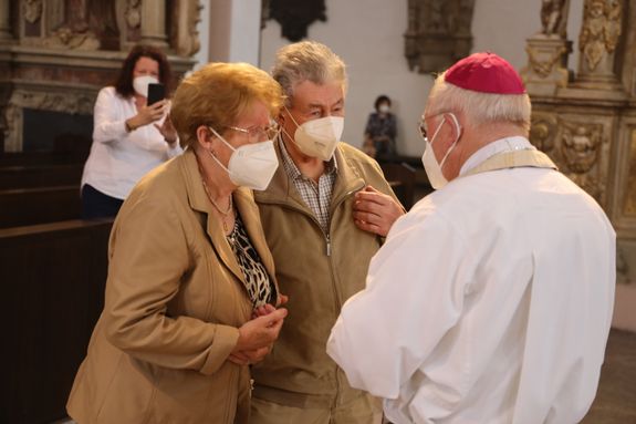 2721/0646 Ehejubilare Freitag, 2- Juli vormittags WB Boom_28439 Weihbischof Ulrich Boom erteilte nach dem Gottesdienst den Ehepaaren den Segen.