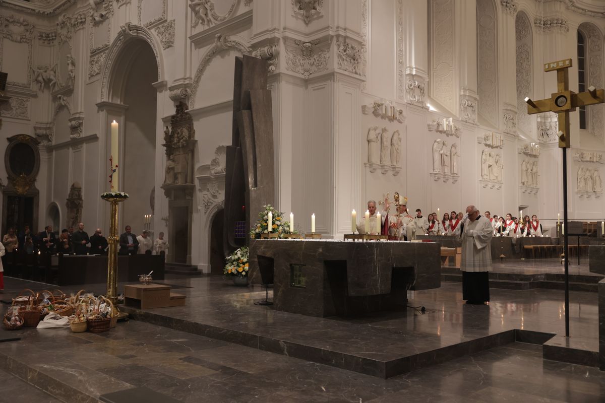Bischof Dr. Franz Jung feierte am Samstag, 19. April, im Würzburger Kiliansdom die Osternacht. 