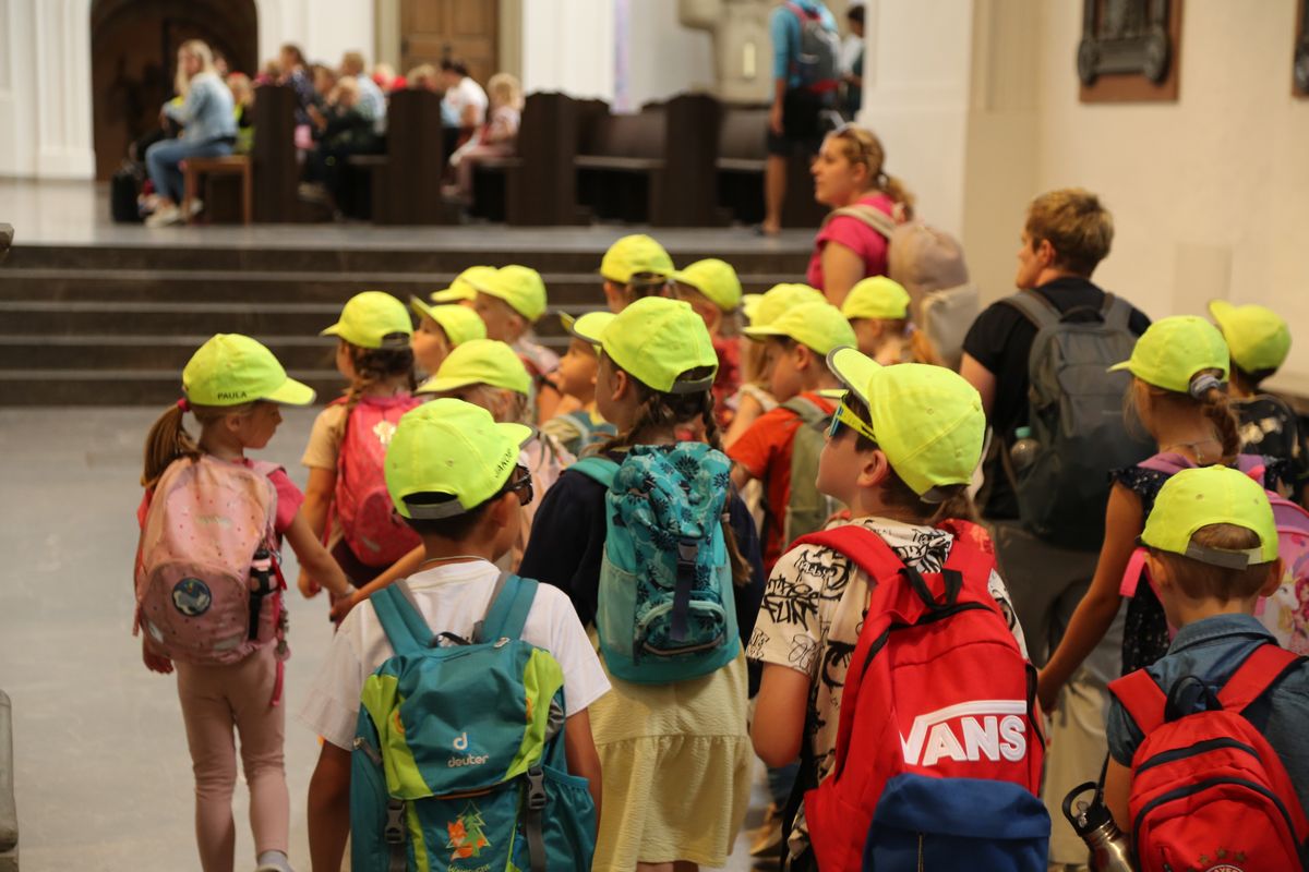 Rund 900 Kindergartenkinder haben am Freitag, 11. Juli, einen Gottesdienst mit Bischof Dr. Franz Jung in der Kirche Sankt Burkard gefeiert. Im Anschluss zogen sie über die Alte Mainbrücke in den Kiliansdom. 