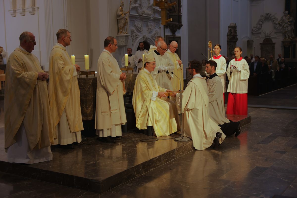 Bei einem Pontifikalgottesdienst am Samstag, 27. September, weihte Weihbischof Paul Reder drei Männer im Würzburger Kiliansdom zu Diakonen.