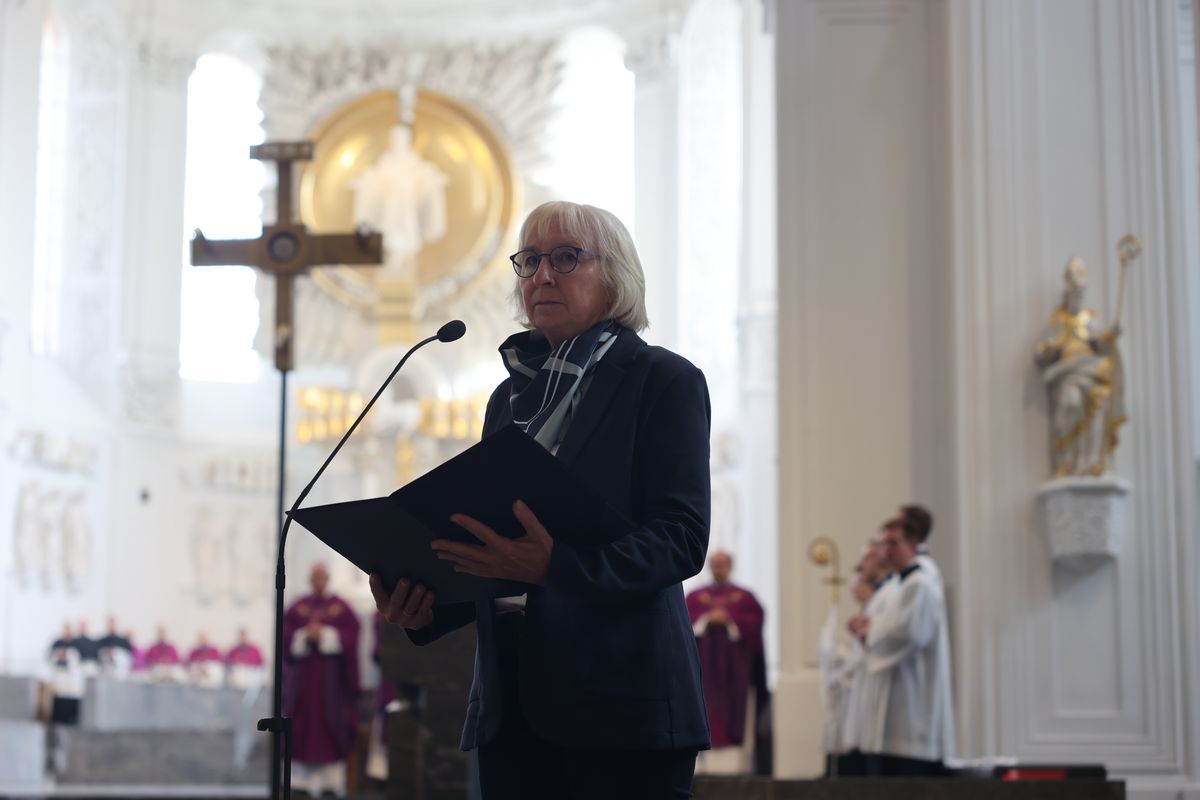 Bischof Dr. Franz Jung feierte am Samstag, 12. Oktober, im Würzburger KIliansdom ein Pontifikalrequiem für Weihbischof em. Helmut Bauer. Die anschließende Beisetzung leitete Dompropst Weihbischof Paul Reder.