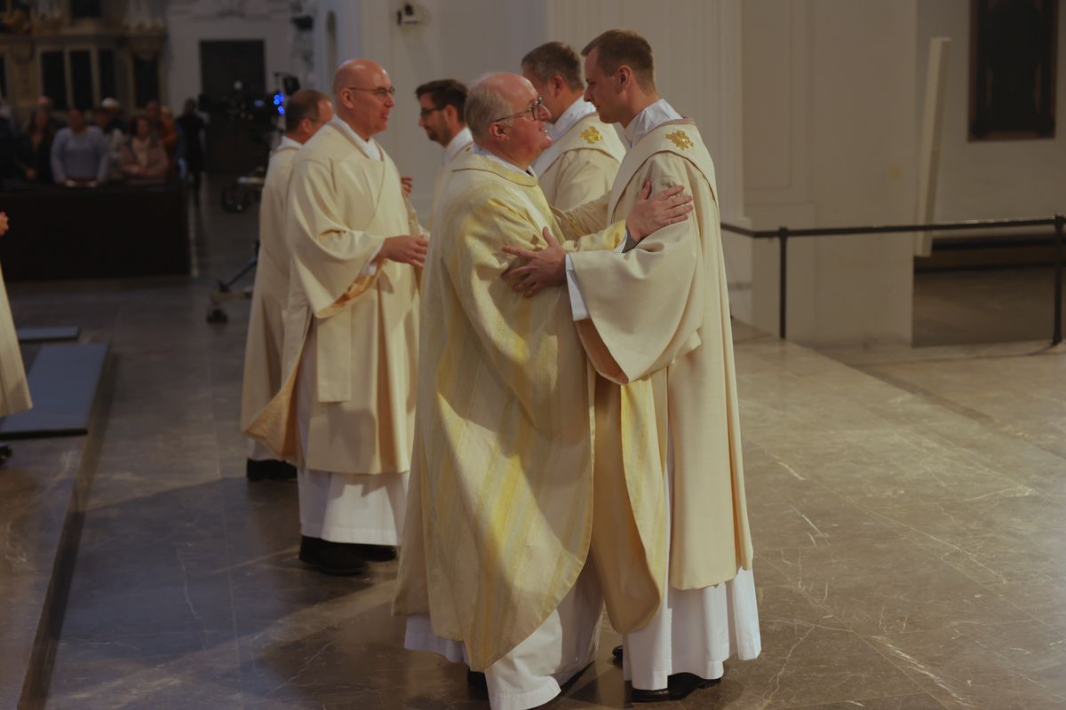 Bei einem Pontifikalgottesdienst am Samstag, 27. September, weihte Weihbischof Paul Reder drei Männer im Würzburger Kiliansdom zu Diakonen.