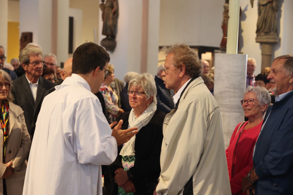 Seelsorgerinnen und Seelsorger spendeten nach dem Gottesdienst den Jubelpaaren individuell den Segen. 