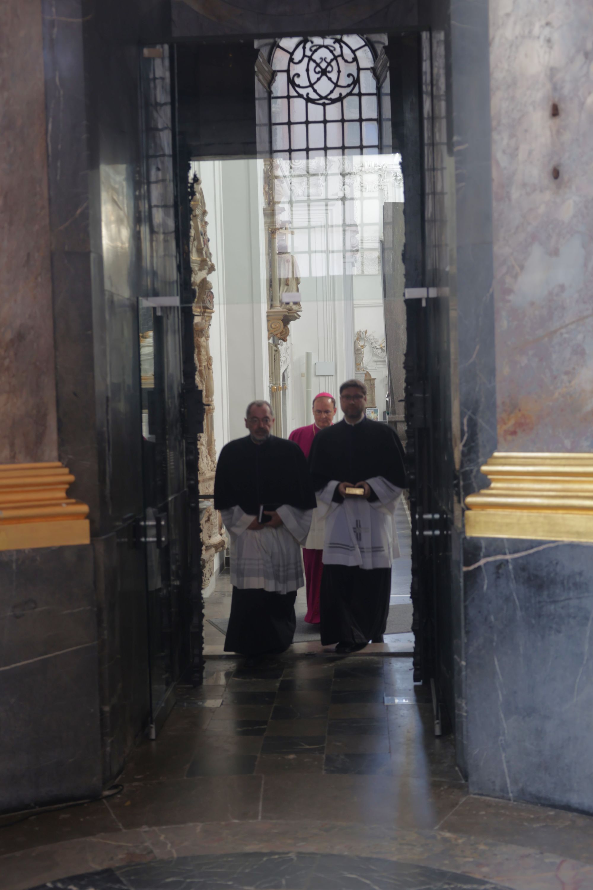 Dr. Matthias Leineweber und Manuel Thomas sind am Dienstag, 1. Juli, im Würzburger Kiliansdom als neue Domvikare eingeführt worden.