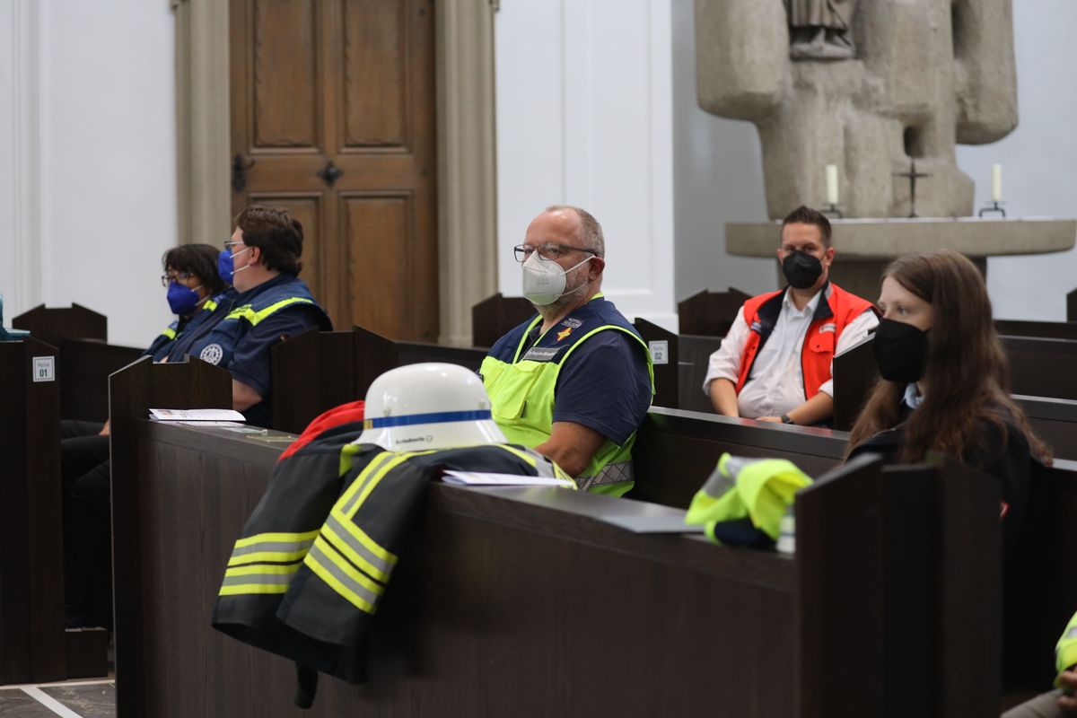 2821/0668 Blaulichtgottesdienst_28760 Weihbischof Ulrich Boom stand am Mittwochabend, 7. Juli, der Kiliani-Wort-Gottes-Feier für Polizei, Feuerwehr, Technisches Hilfswerk, Rettungsdienste und Notfallseelsorge im Kiliansdom vor.