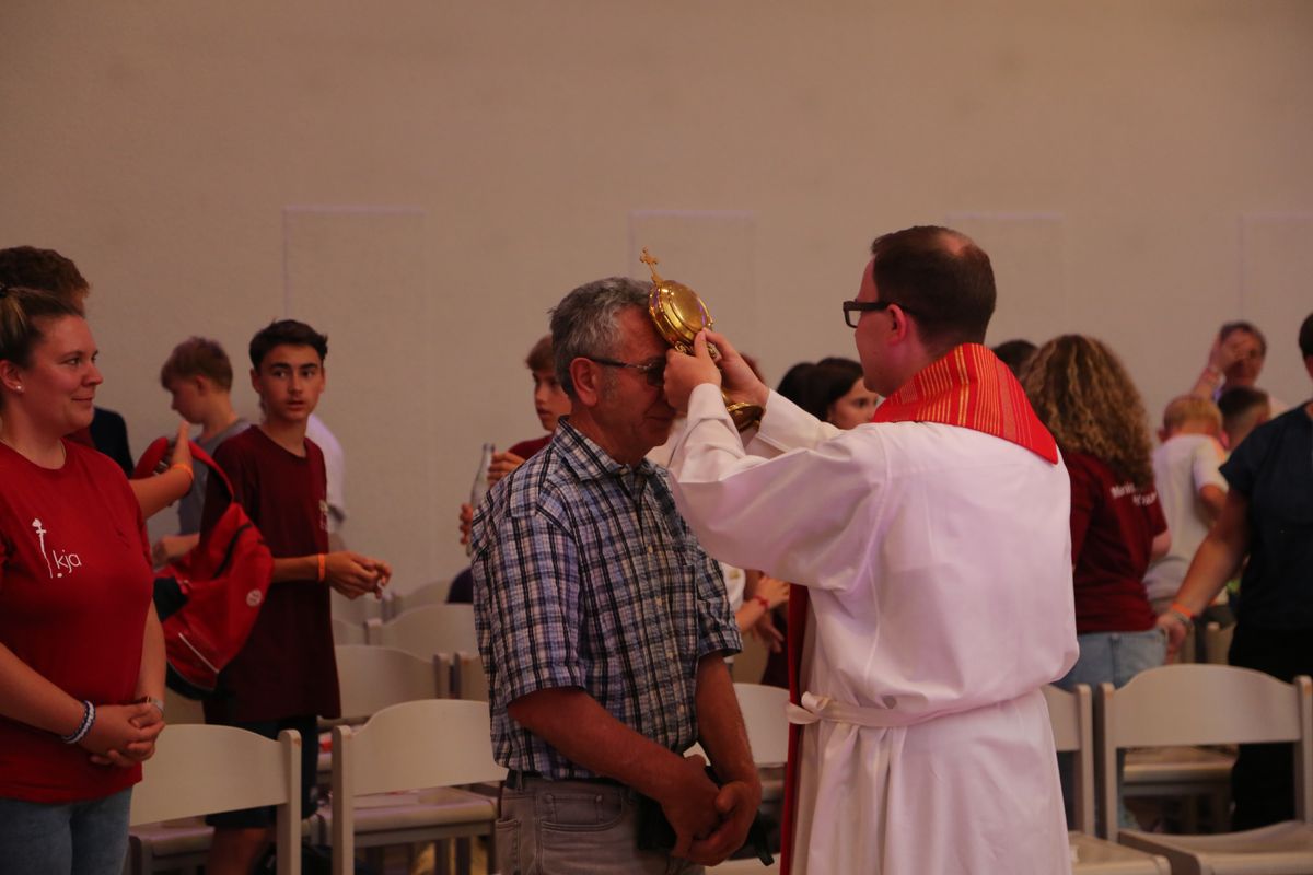 Am Tag der Jugend hat Weihbischof Paul Reder im Anschluss an ein buntes Workshop-Programm einen Kiliani-Gottesdienst mit den Jugendlichen im Kilianeum in Würzburg gefeiert.