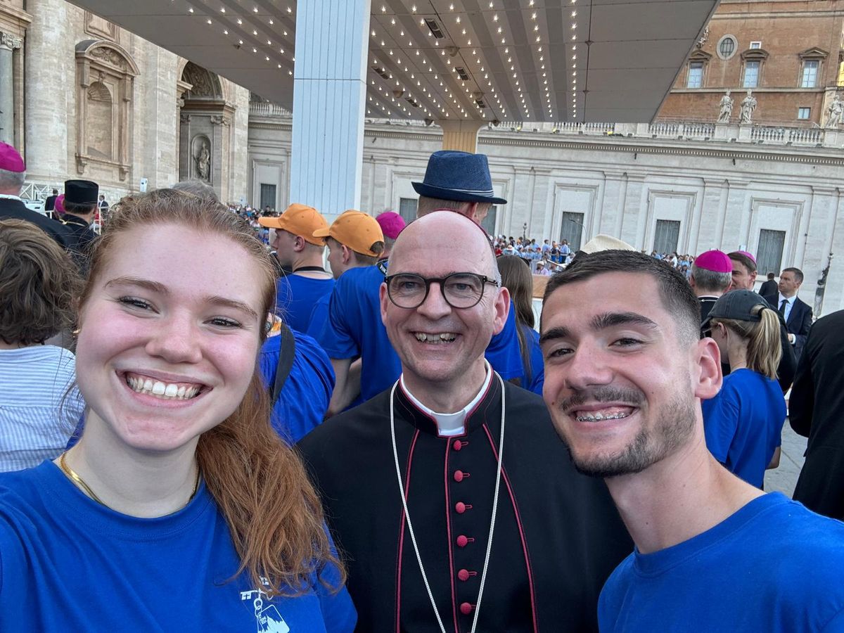 Johanna Breid und Anton Bracklow haben im "Chor der Nationen" mitgesungen und auch ein Selfie mit Bischof Dr. Franz Jung gemacht. Johanna Breid und Anton Bracklow haben im "Chor der Nationen" mitgesungen und auch ein Selfie mit Bischof Dr. Franz Jung gemacht.