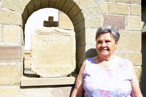 Reinhilde Sauer ist ehrenamtliche Mitarbeiterin im Bildstockzentrum in Egenhausen. Die Wand mit der Aussparung für den Bildstock wurde von ihrem Mann Oswald Sauer gemacht.