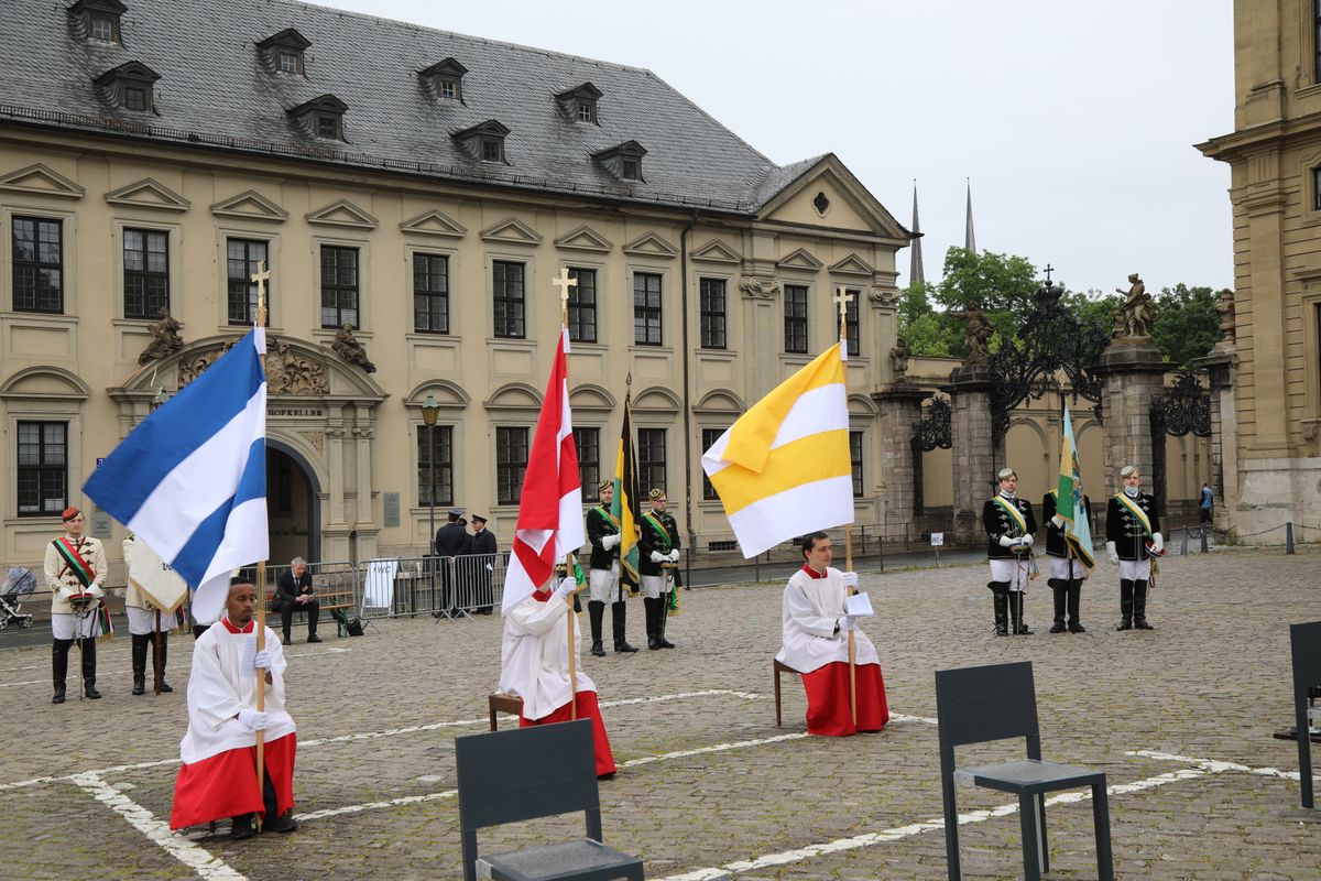 Weihbischof Ulrich Boom hat an Fronleichnam mit rund 350 Besuchern auf dem Würzburger Residenzplatz einen Freiluftgottesdienst gefeiert.