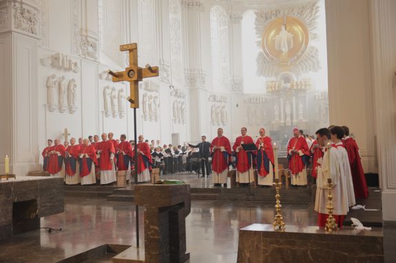 Mit einer Reliquienprozession von Sankt Burkard über die Alte Mainbrücke und einem Pontifikalgottesdienst im Kiliansdom ist am Sonntag, 6. Juli, die Kiliani-Wallfahrtswoche 2025 eröffnet worden.