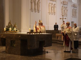 Mit rund 100 Ehepaaren aus der ganzen Diözese hat Bischof Dr. Franz Jung am Montagabend, 28. Juni, einen Gottesdienst im Würzburger Kiliansdom gefeiert. Eingeladen waren Ehejubilare, die in den Jahren 2020 und 2021 ihr silbernes Ehejubiläum feiern. Nach dem Gottesdienst ließen sich die Ehepartner von Bischof Jung und weiteren Priestern und Diakonen mit Abstand segnen.