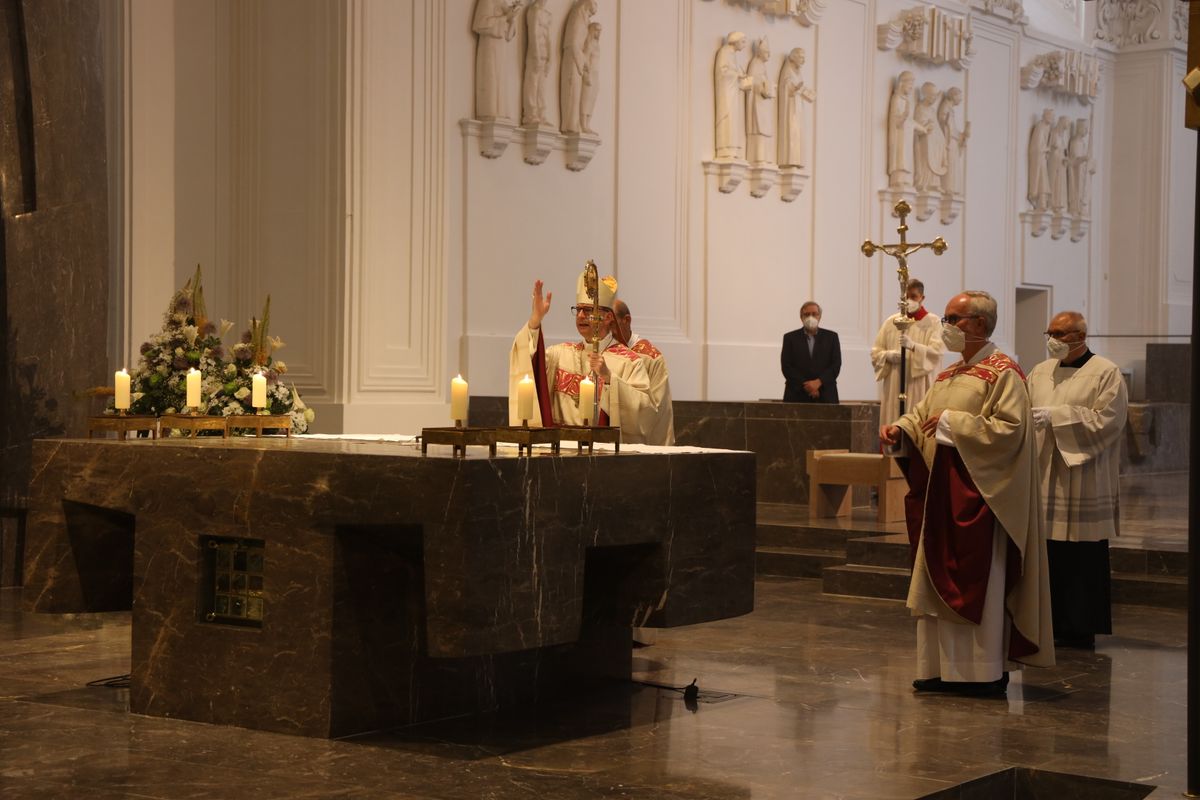 2621/0619 Ehejubilare Bischof 28. Juni Abend_27946 Mit rund 100 Ehepaaren aus der ganzen Diözese hat Bischof Dr. Franz Jung am Montagabend, 28. Juni, einen Gottesdienst im Würzburger Kiliansdom gefeiert. Eingeladen waren Ehejubilare, die in den Jahren 2020 und 2021 ihr silbernes Ehejubiläum feiern. Nach dem Gottesdienst ließen sich die Ehepartner von Bischof Jung und weiteren Priestern und Diakonen mit Abstand segnen.