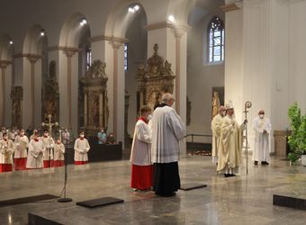 Bischof Dr. Franz Jung feierte am Mittwochabend, 23. Juni, einen Gottesdienst für Ehepaare, die 2021 oder 2021 auf 25 gemeinsame Jahre zurückblicken. Im Anschluss konnten sich die Paare segnen lassen.
