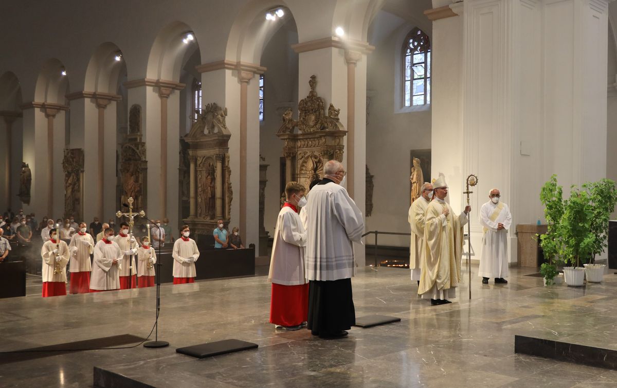 Bischof Dr. Franz Jung feierte am Mittwochabend, 23. Juni, einen Gottesdienst für Ehepaare, die 2021 oder 2021 auf 25 gemeinsame Jahre zurückblicken. Im Anschluss konnten sich die Paare segnen lassen.