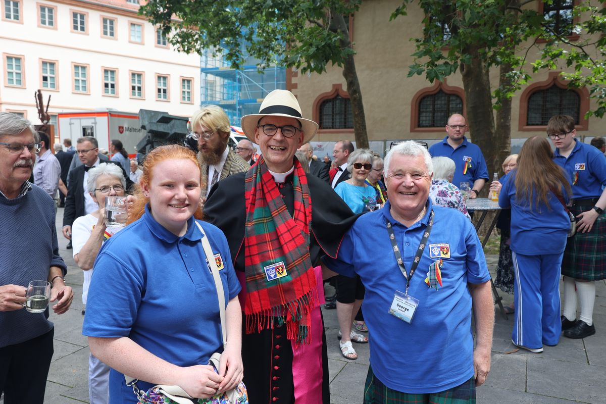 Von George Laidlaw (rechts), Vorsitzender der Schottisch-Deutschen Gesellschaft Dundee, erhielt Bischof Dr. Franz Jung nach dem Gottesdienst einen Schal als Geschenk.