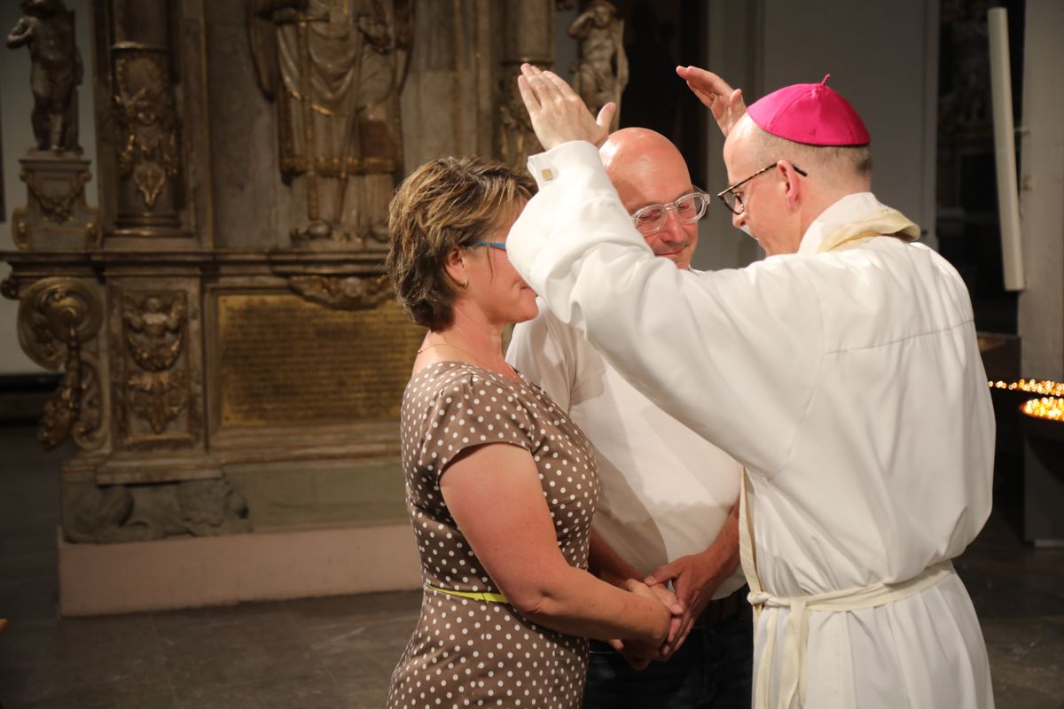 Mit rund 1000 Eheleuten, die in diesem Jahr Silberhochzeit haben, feierte Bischof Dr. Franz Jung am Freitagabend, 4. Juli 2025, einen Pontifikalgottesdienst im Kiliansdom. Im Anschluss erteilten er, Weihbischof Paul Reder sowie weitere Seelsorgerinnen und Seelsorger den Paaren einzeln den Segen.