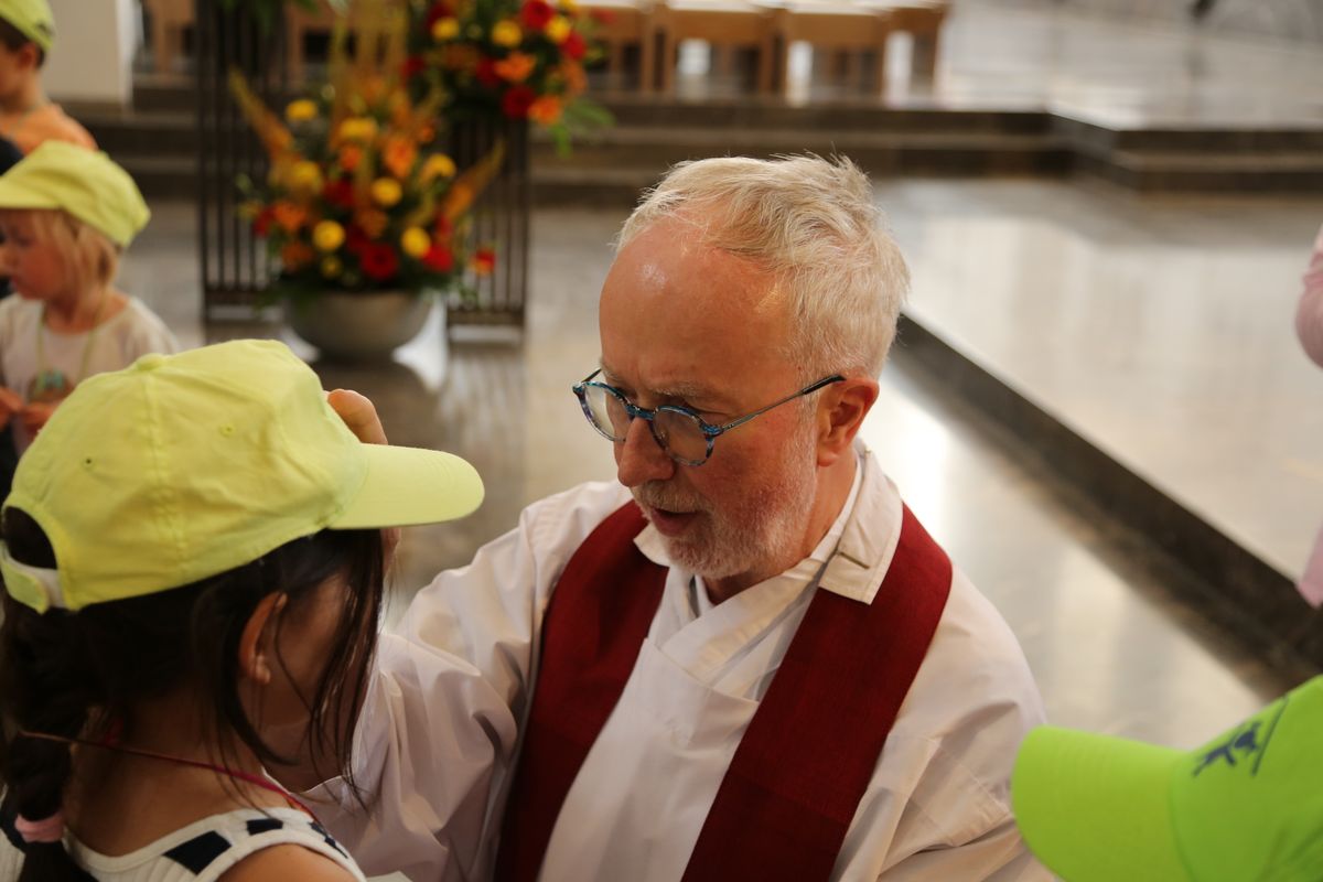 Rund 900 Kindergartenkinder haben am Freitag, 11. Juli, einen Gottesdienst mit Bischof Dr. Franz Jung in der Kirche Sankt Burkard gefeiert. Im Anschluss zogen sie über die Alte Mainbrücke in den Kiliansdom. 