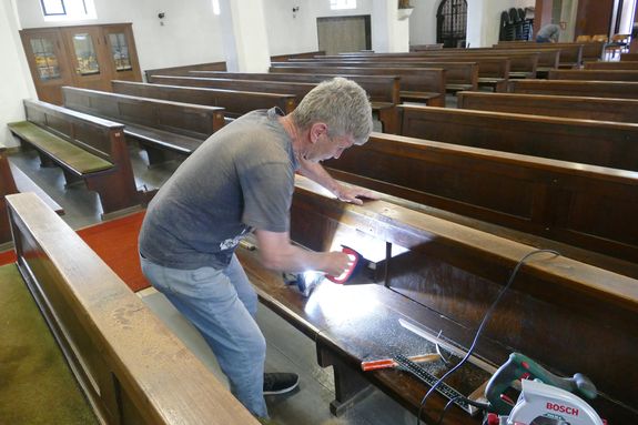 Vereinsmitglied Günter Berninger zersägt eine Kirchenbank.