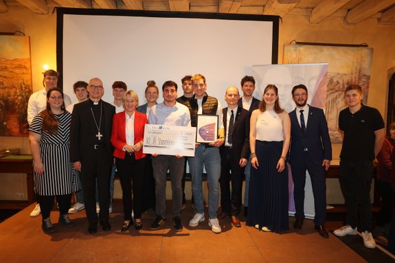 Die KLJB Stammheim mit den Schirmpat(inn)en, Laudator(inn)en und Moderatorinnen des Abends.  Die KLJB Stammheim mit den Schirmpat(inn)en, Laudator(inn)en und Moderatorinnen des Abends.