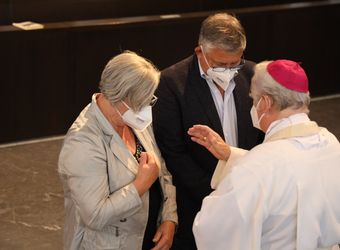 Bischof em. Dr. Friedhelm Hofmann feierte am Freitagnachmittag, 25. Juni, einen Dankgottesdienst mit Ehepaaren, die seit 50, 60 oder 65 Jahren verheiratet sind. Anschließend spendeten der Bischof sowie weitere Priester und Diakone den Jubilaren mit Abstand den Segen.