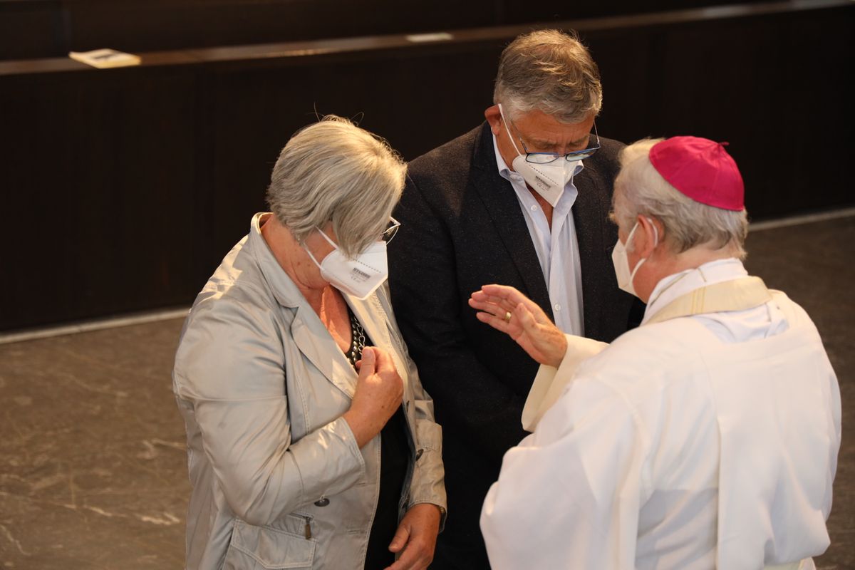 Bischof em. Dr. Friedhelm Hofmann feierte am Freitagnachmittag, 25. Juni, einen Dankgottesdienst mit Ehepaaren, die seit 50, 60 oder 65 Jahren verheiratet sind. Anschließend spendeten der Bischof sowie weitere Priester und Diakone den Jubilaren mit Abstand den Segen.
