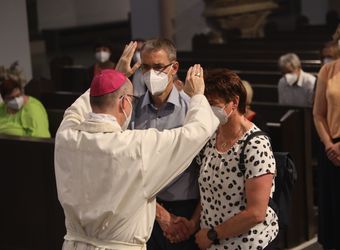 Mit rund 100 Ehepaaren aus der ganzen Diözese hat Bischof Dr. Franz Jung am Montagabend, 28. Juni, einen Gottesdienst im Würzburger Kiliansdom gefeiert. Eingeladen waren Ehejubilare, die in den Jahren 2020 und 2021 ihr silbernes Ehejubiläum feiern. Nach dem Gottesdienst ließen sich die Ehepartner von Bischof Jung und weiteren Priestern und Diakonen mit Abstand segnen.