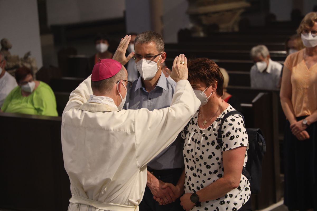 2621/0619 Ehejubilare Bischof 28. Juni Abend_27955 Mit rund 100 Ehepaaren aus der ganzen Diözese hat Bischof Dr. Franz Jung am Montagabend, 28. Juni, einen Gottesdienst im Würzburger Kiliansdom gefeiert. Eingeladen waren Ehejubilare, die in den Jahren 2020 und 2021 ihr silbernes Ehejubiläum feiern. Nach dem Gottesdienst ließen sich die Ehepartner von Bischof Jung und weiteren Priestern und Diakonen mit Abstand segnen.