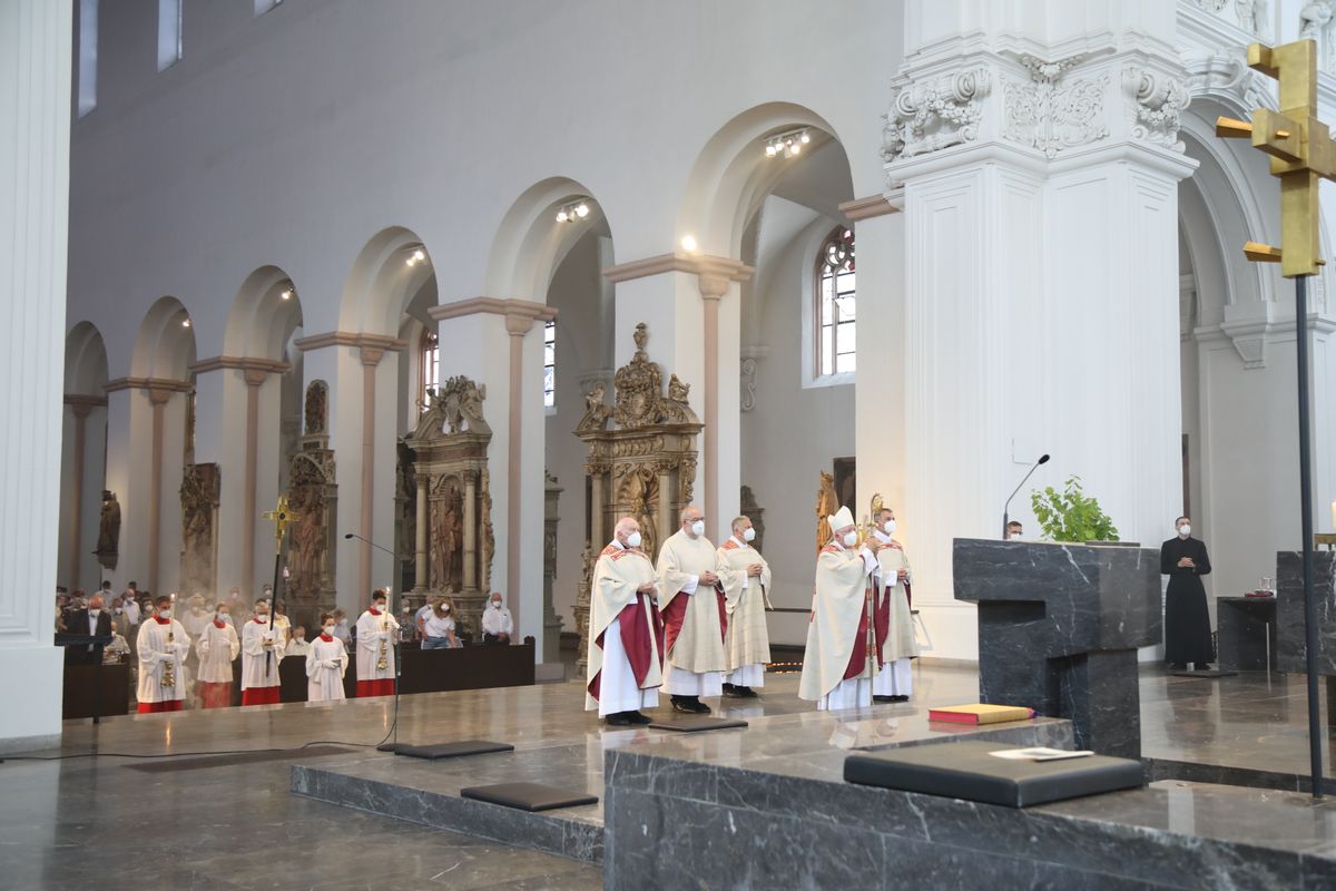 2621/0622 - Ehejubilare Gold mit Weihbischof Ulrich Boom_27867 Weihbischof Ulrich Boom feierte am Montagnachmittag, 26. Juni, einen Gottesdienst für Ehepaare, die 2020 oder 2021 ihr goldenes, diamantenes oder eisernes Ehejubiläum hatten. Im Anschluss konnten sich die Paare segnen lassen.