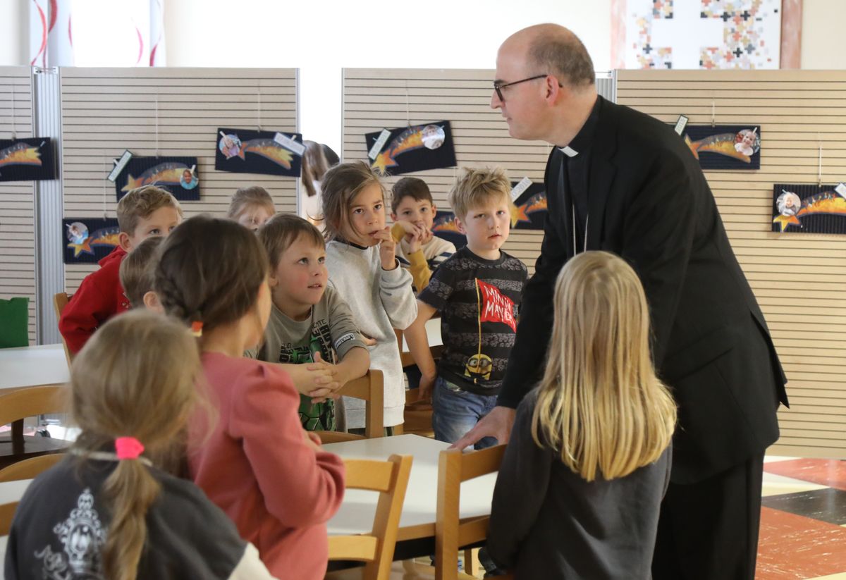 Auch im Hort Volkach sah Bischof Dr. Franz Jung vorbei. Die Jungen und Mädchen erzählten eifrig, was sie noch alles machen werden. Auch im Hort Volkach sah Bischof Dr. Franz Jung vorbei. Die Jungen und Mädchen erzählten eifrig, was sie noch alles machen werden.