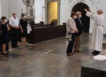 Mit rund 110 Ehepaaren aus der ganzen Diözese hat Weihbischof Ulrich Boom am Mittwochnachmittag, 23. Juni, einen Pontifikalgottesdienst gefeiert. Eingeladen waren Ehejubilare, die in den Jahren 2020 und 2021 auf 50, 60 oder 65 gemeinsame Jahre zurückblicken.