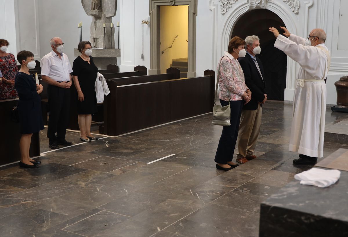 Mit rund 110 Ehepaaren aus der ganzen Diözese hat Weihbischof Ulrich Boom am Mittwochnachmittag, 23. Juni, einen Pontifikalgottesdienst gefeiert. Eingeladen waren Ehejubilare, die in den Jahren 2020 und 2021 auf 50, 60 oder 65 gemeinsame Jahre zurückblicken.