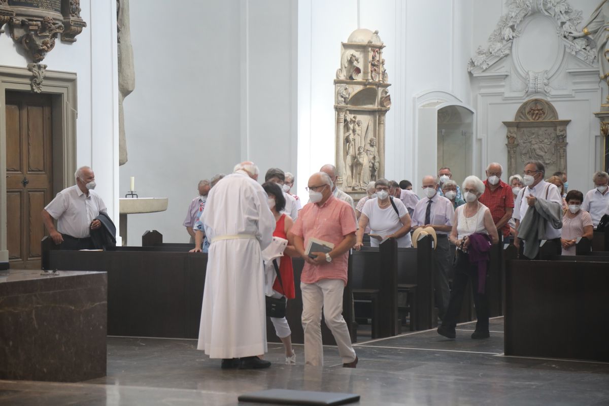 2621/0622 - Ehejubilare Gold mit Weihbischof Ulrich Boom_27875 Weihbischof Ulrich Boom feierte am Montagnachmittag, 26. Juni, einen Gottesdienst für Ehepaare, die 2020 oder 2021 ihr goldenes, diamantenes oder eisernes Ehejubiläum hatten. Im Anschluss konnten sich die Paare segnen lassen.