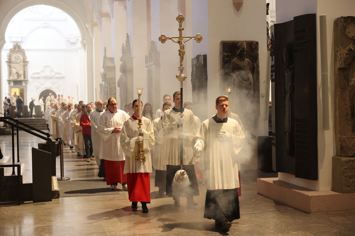 Bischof Dr. Franz Jung hat am Montagabend, 25. März, im Würzburger Kiliansdom die Heiligen Öle für alle 43 Pastoralen Räume im Bistum Würzburg  geweiht.