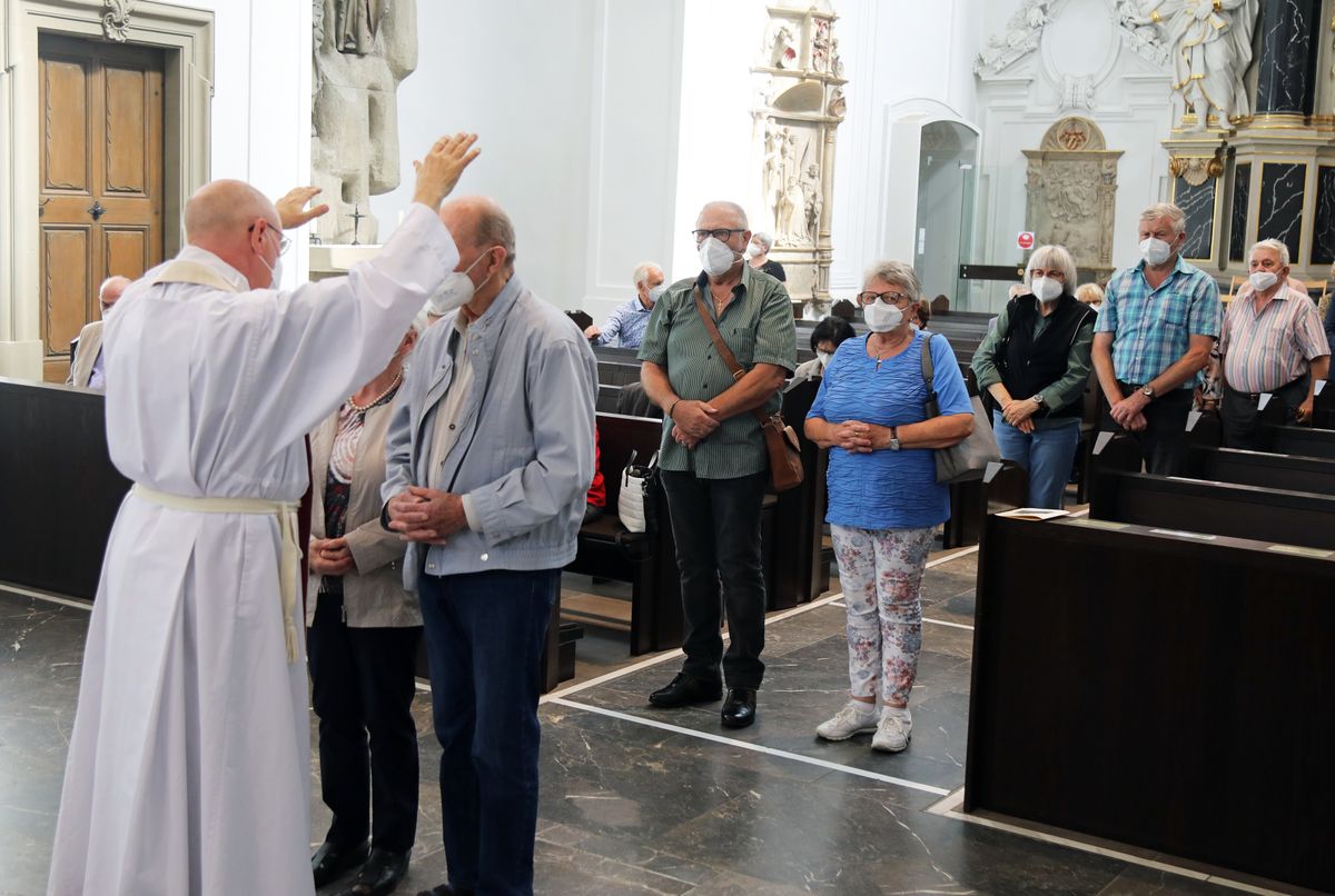 	 Weihbischof Ulrich Boom feierte am Mittwochnachmittag, 30. Juni, einen Gottesdienst für Ehepaare, die 2020 oder 2021 ihr goldenes, diamantenes oder eisernes Ehejubiläum hatten. Im Anschluss konnten sich die Paare segnen lassen.