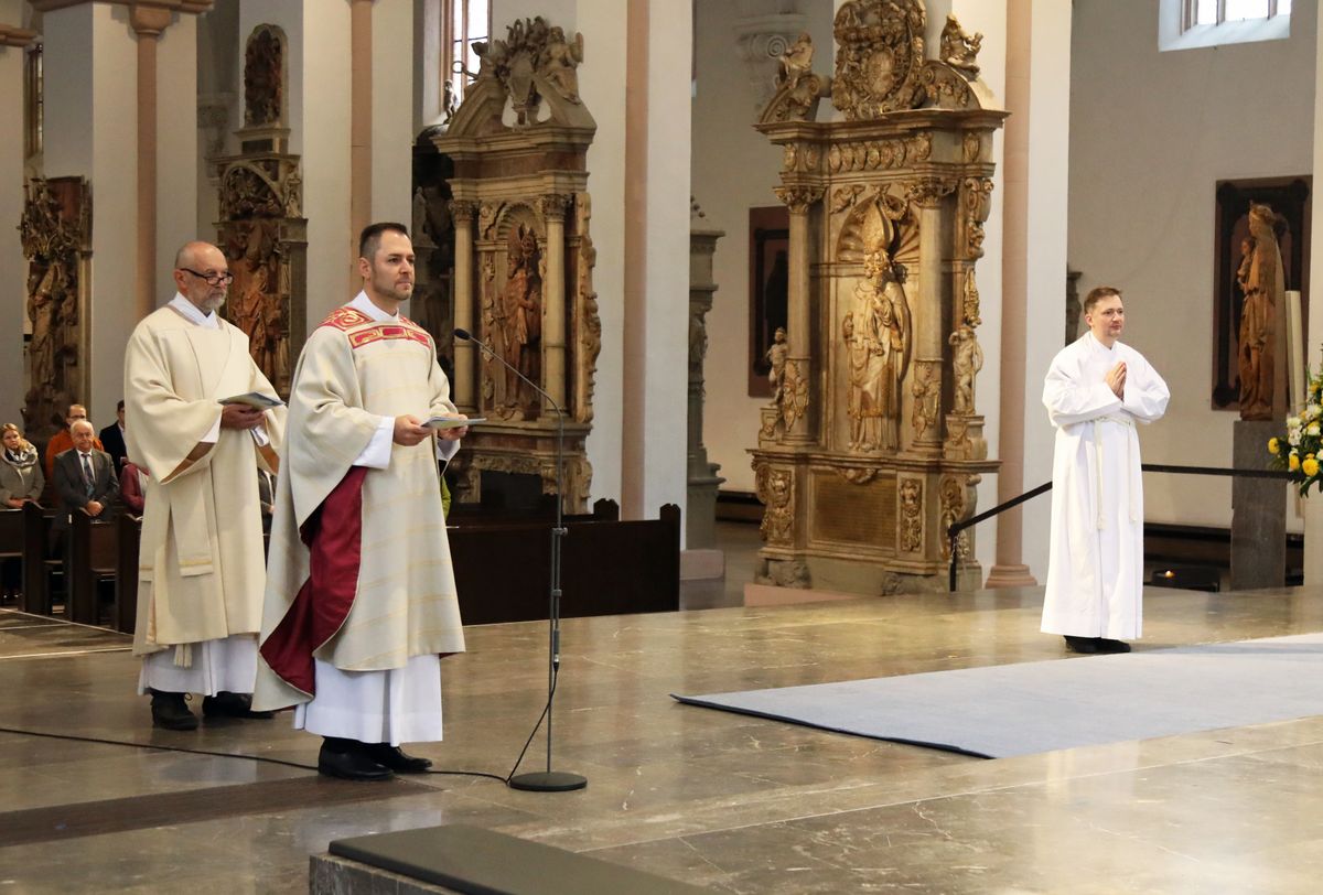 Bei einem Pontifikalgottesdienst am Samstag, 17. Oktober, hat Weihbischof Ulrich Boom im Würzburger Kiliansdom Uwe Becker zum Ständigen Diakon geweiht.