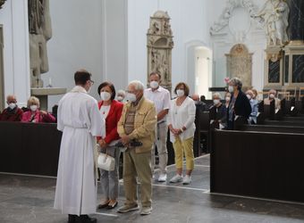 Bischof Dr. Franz Jung segnete nach dem Gottesdienst die Ehejubilare.