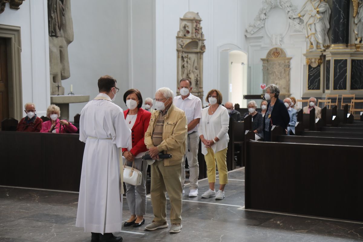 2721/0630_Ehejubilare mit Bischof Franz Jung_28163 Bischof Dr. Franz Jung segnete nach dem Gottesdienst die Ehejubilare.