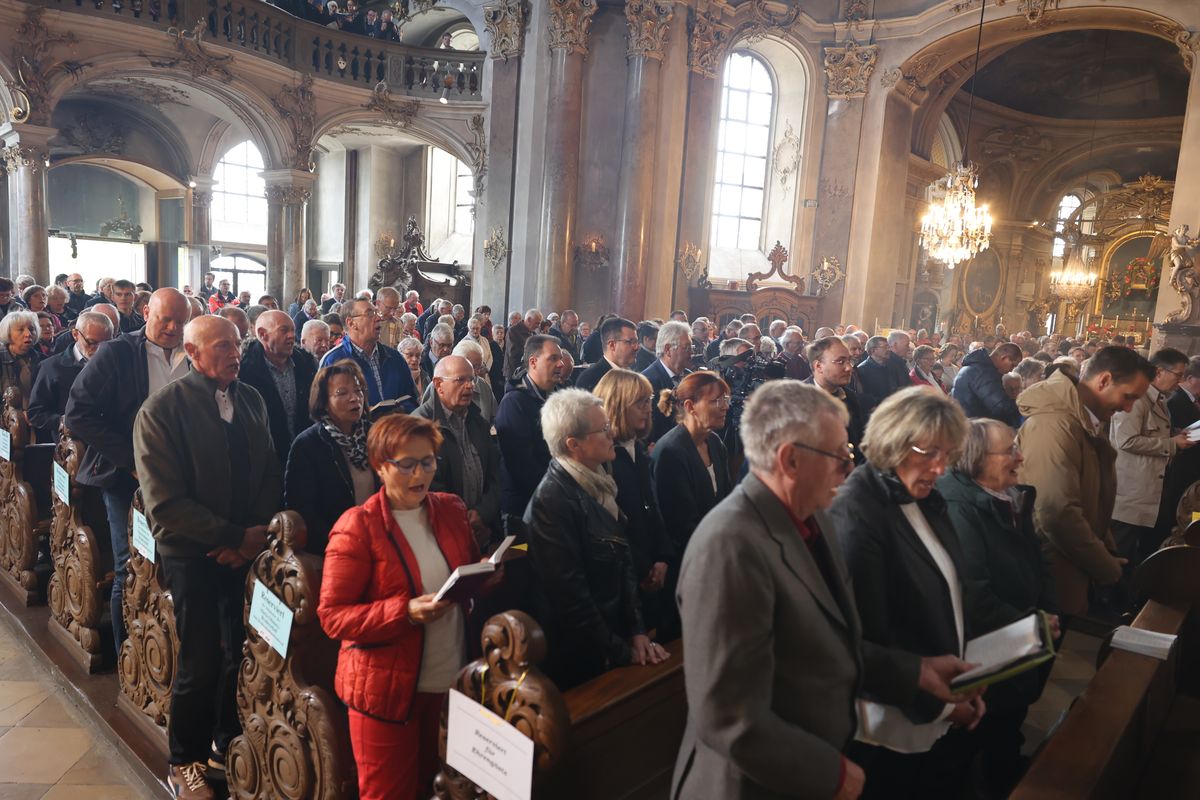 Mit einer Prozession und einem Pontifikalgottesdienst mit Bischof Dr. Franz Jung  ist am Sonntag, 15. September, das 200. Jubiläum der Kirchweihe des Würzburger Käppele gefeiert worden.