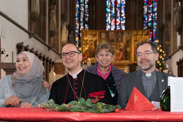 Bischof Dr. Franz Jung (2. von links) feierte am ersten Weihnachtsfeiertag, 25. Dezember, mit Gästen der Gemeinschaft Sant